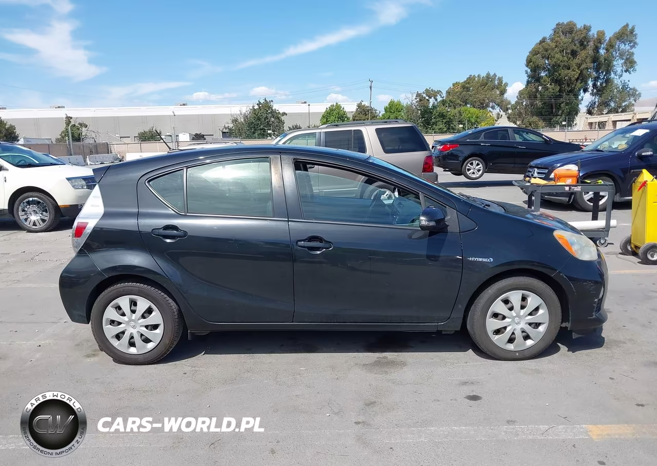 2013 Toyota Prius C Three VIN:JTDKDTB34D1050390 - 13