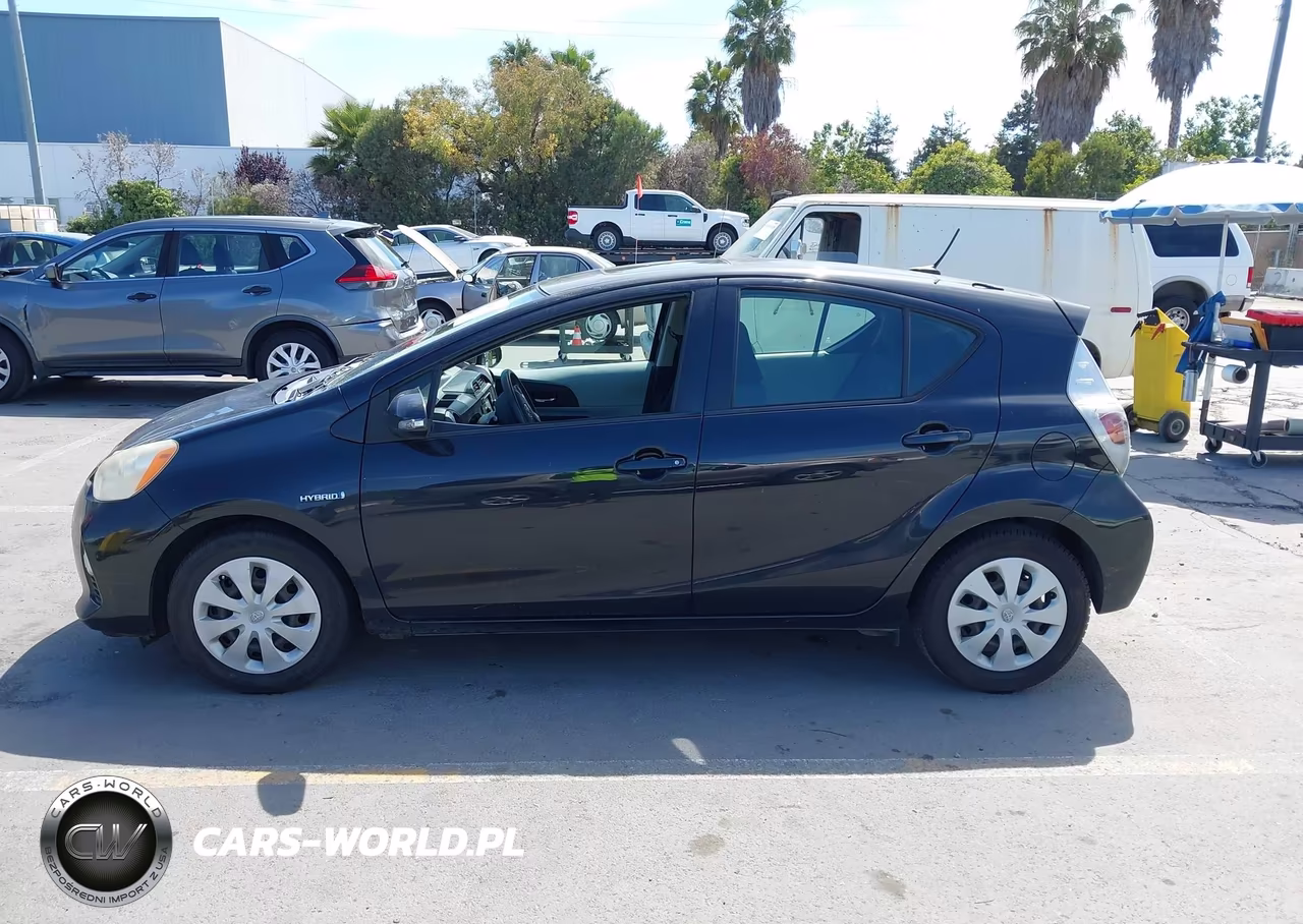 2013 Toyota Prius C Three VIN:JTDKDTB34D1050390 - 14