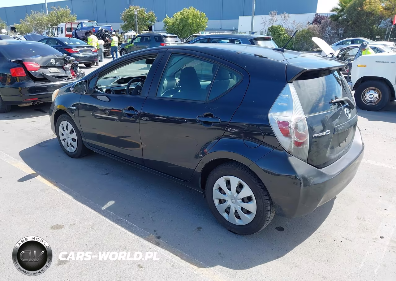 2013 Toyota Prius C Three VIN:JTDKDTB34D1050390 - 3