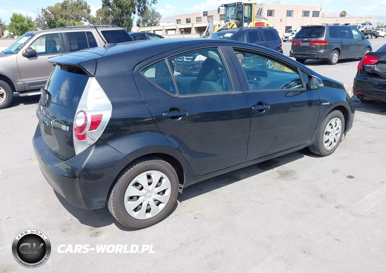 2013 Toyota Prius C Three VIN:JTDKDTB34D1050390 - 4