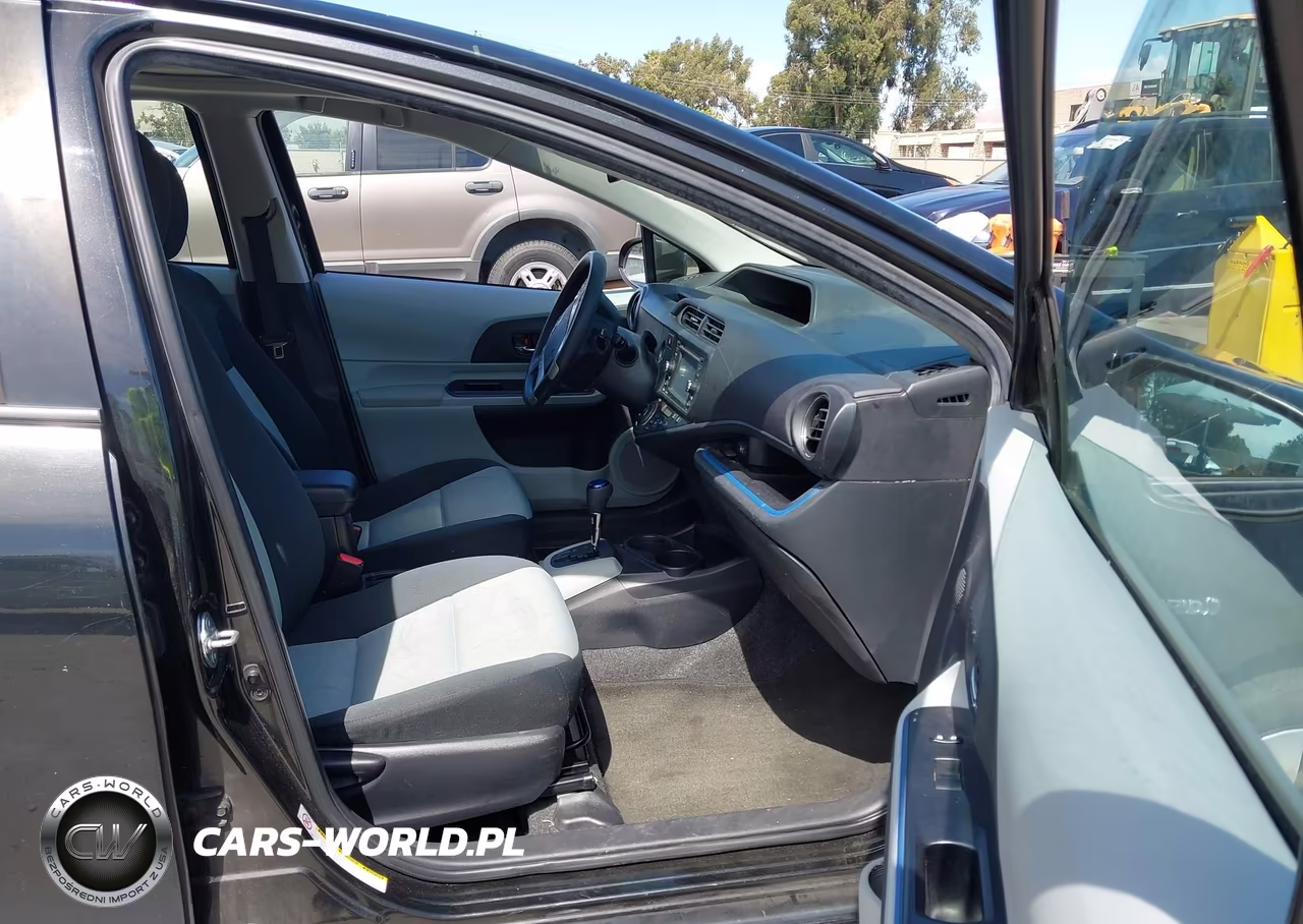 2013 Toyota Prius C Three VIN:JTDKDTB34D1050390 - 5