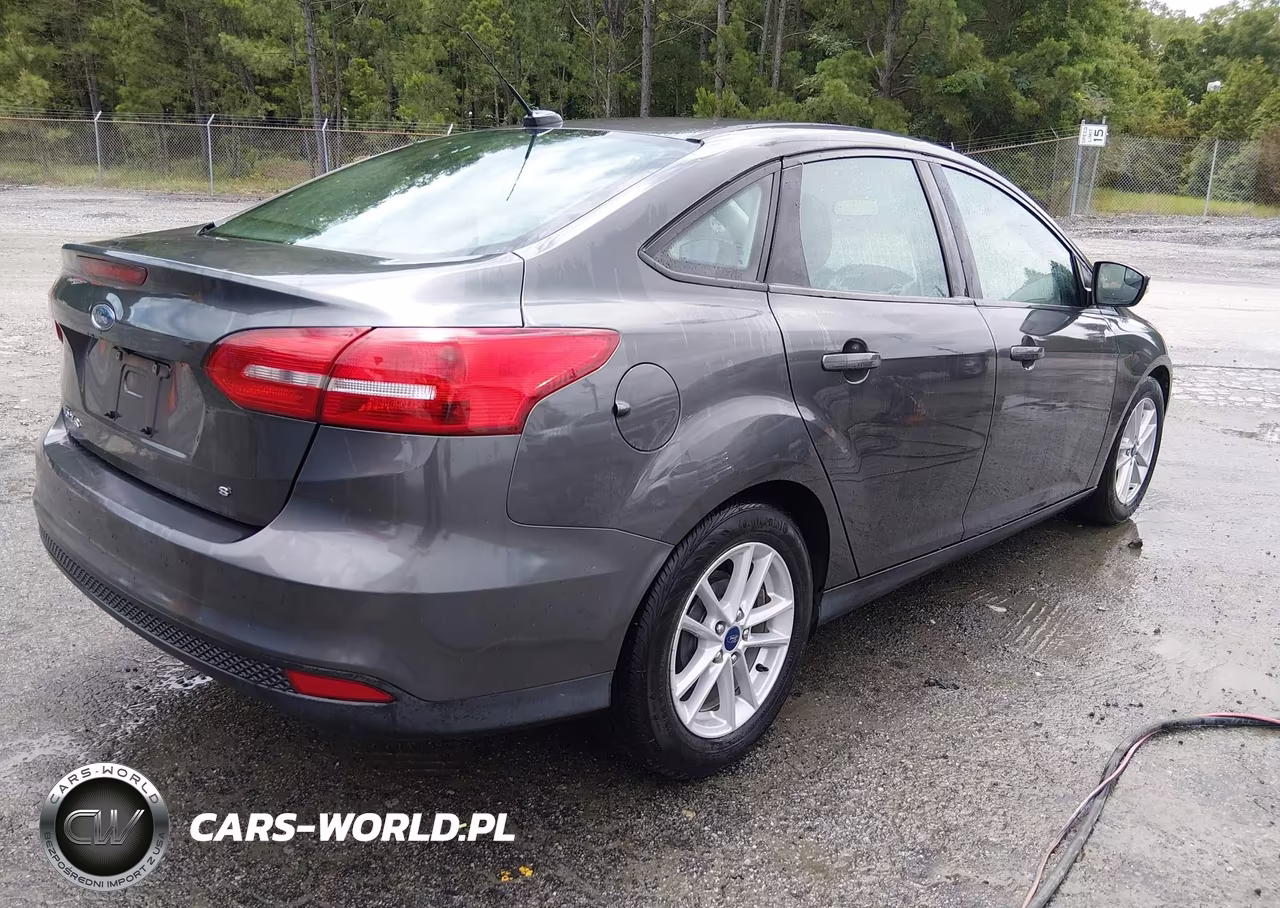 2017 Ford Focus Se VIN:1FADP3F23HL292024 - 4