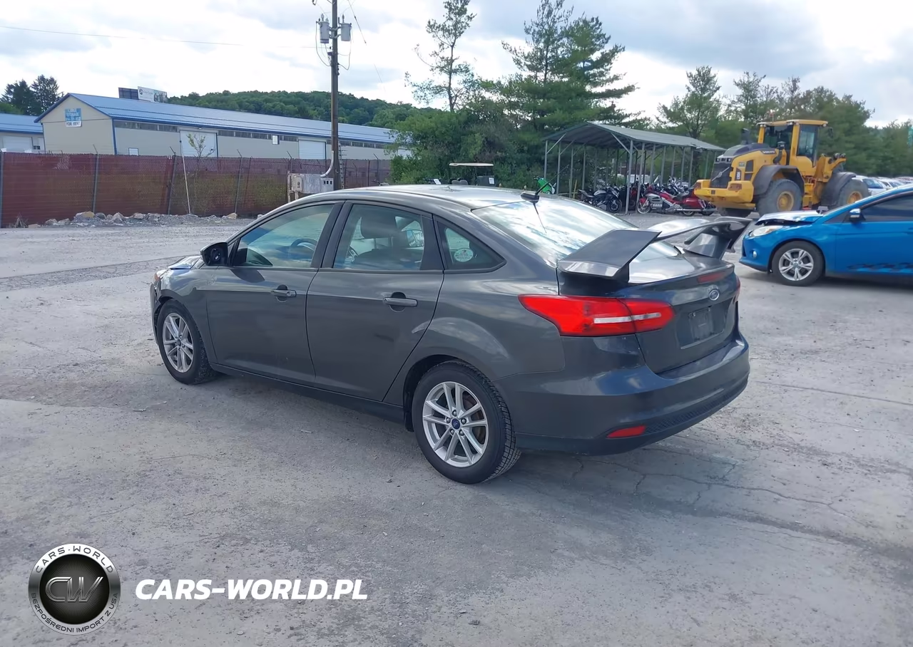 2015 Ford Focus Se VIN:1FADP3F29FL252026 - 3