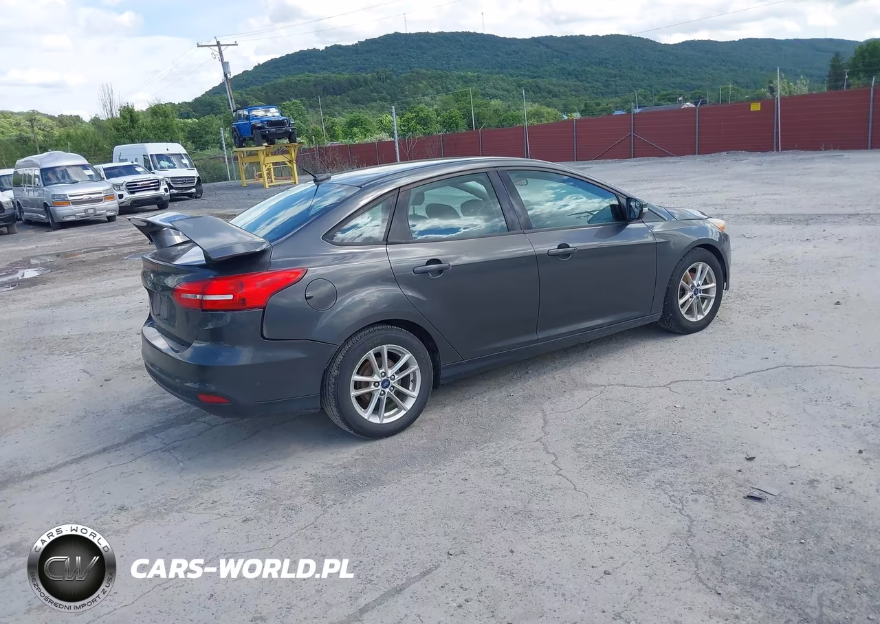 2015 Ford Focus Se VIN:1FADP3F29FL252026 - 4