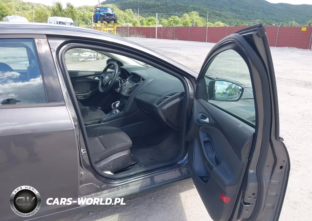 2015 Ford Focus Se VIN:1FADP3F29FL252026 - 5