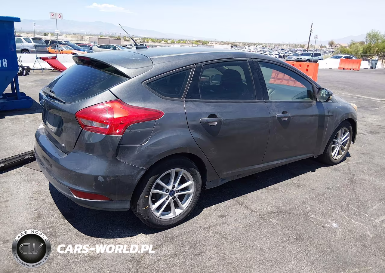 2017 Ford Focus Se VIN:1FADP3K22HL231799 - 4