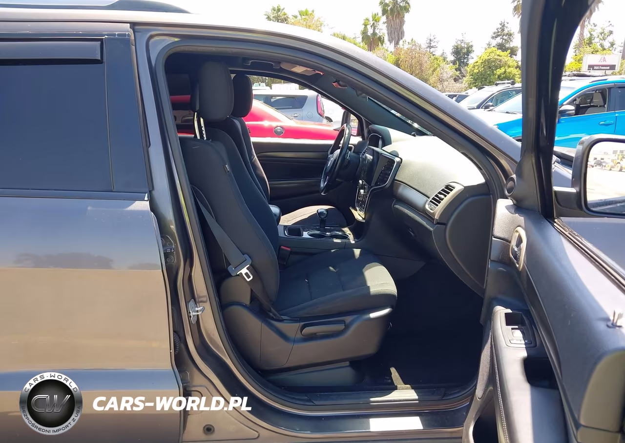 2015 Jeep Grand Cherokee Laredo VIN:1C4RJEAG9FC646819 - 5