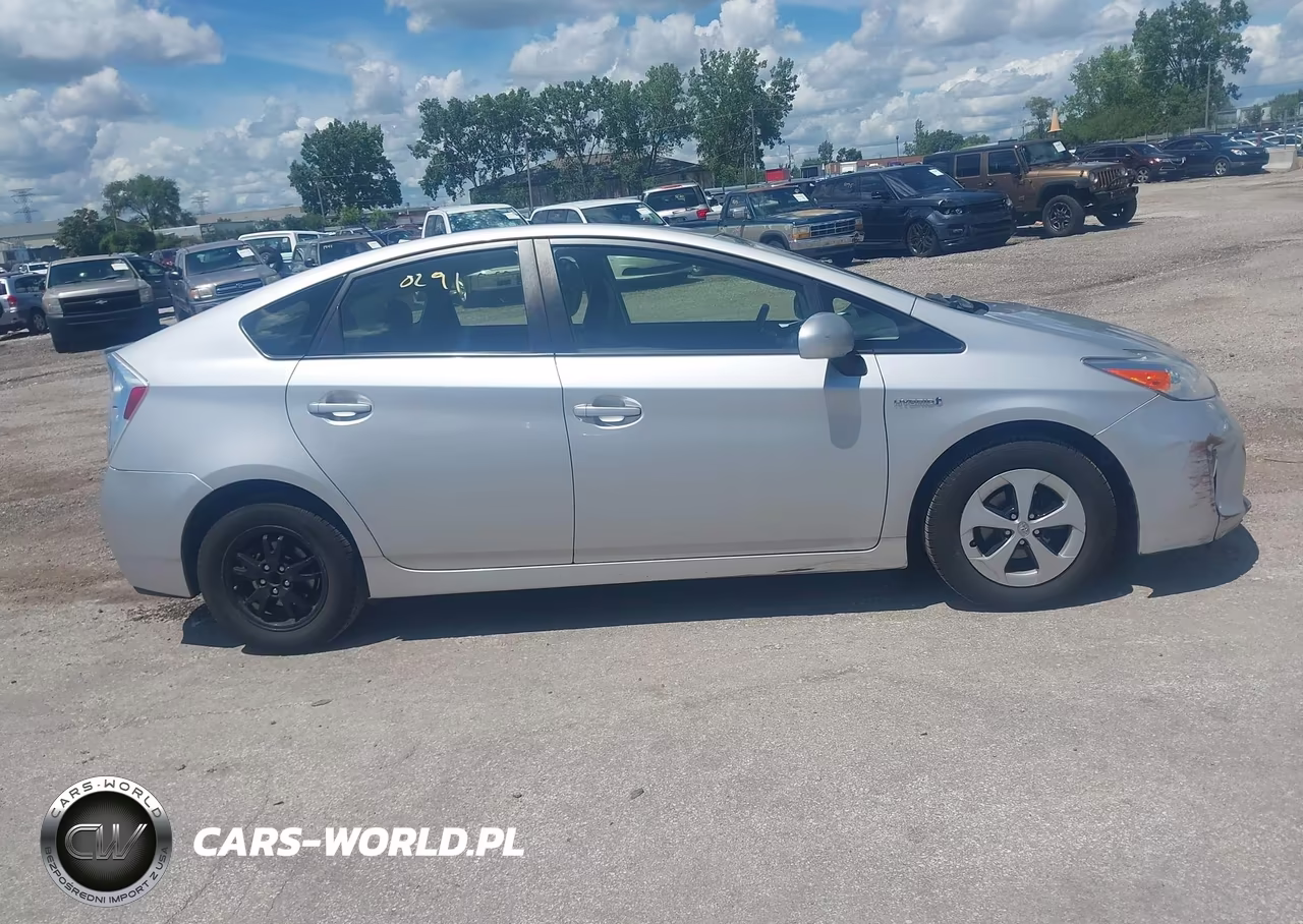 2015 Toyota Prius Two VIN:JTDKN3DU8F1882143 - 13