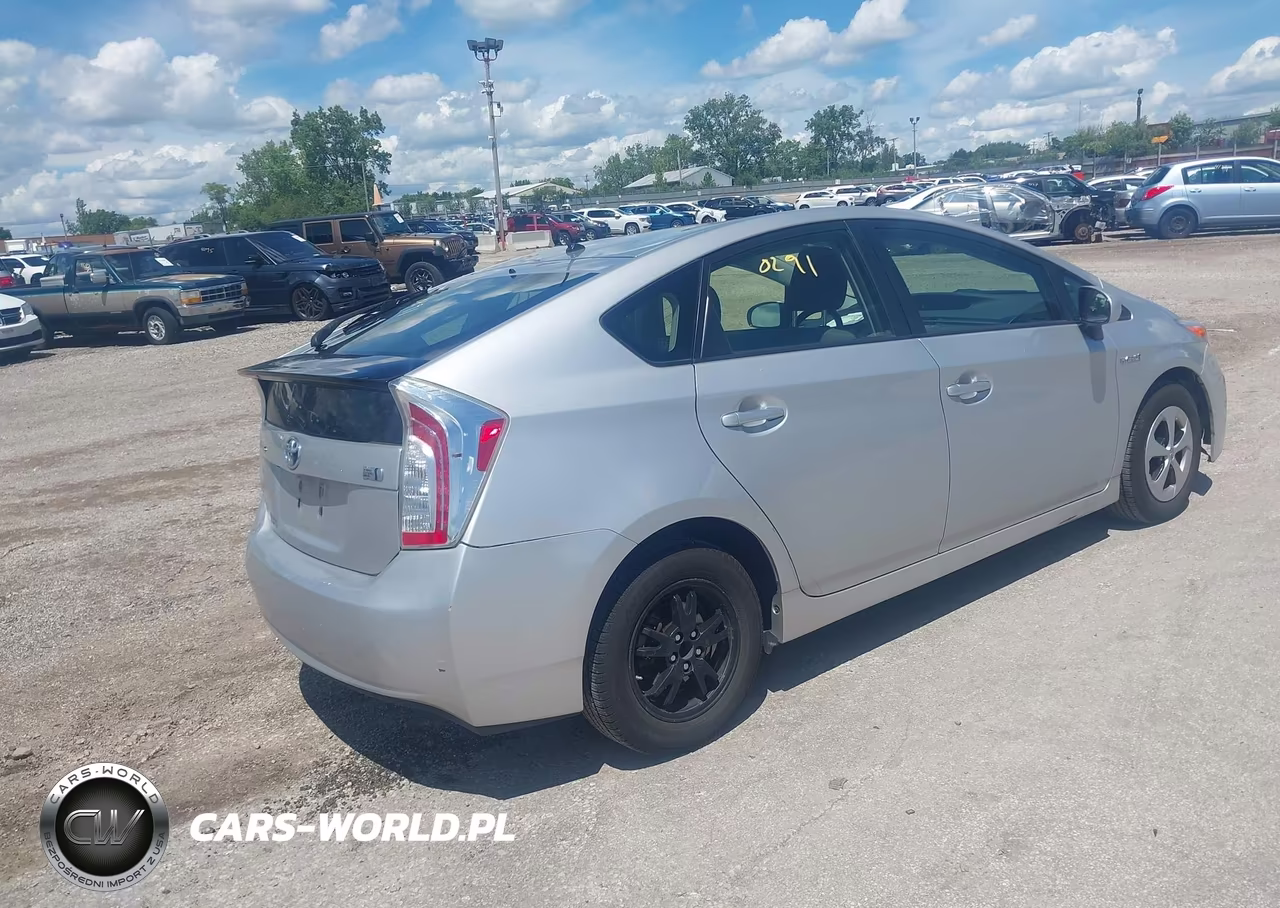 2015 Toyota Prius Two VIN:JTDKN3DU8F1882143 - 4