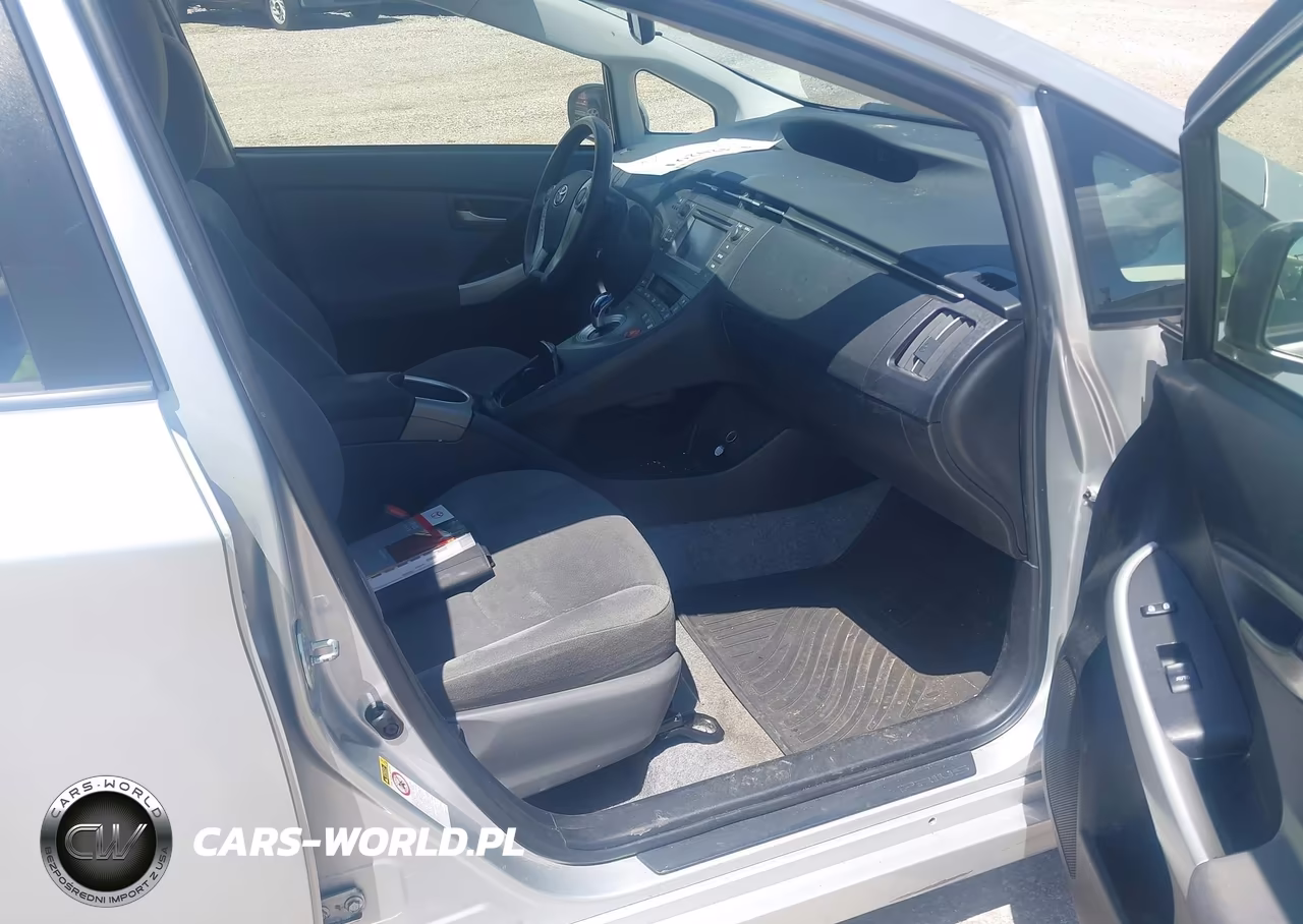 2015 Toyota Prius Two VIN:JTDKN3DU8F1882143 - 5