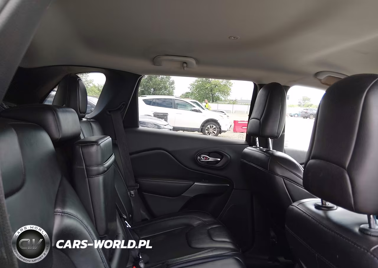 2019 Jeep Cherokee Latitude Plus 4X4 VIN:1C4PJMLX7KD121048 - 8