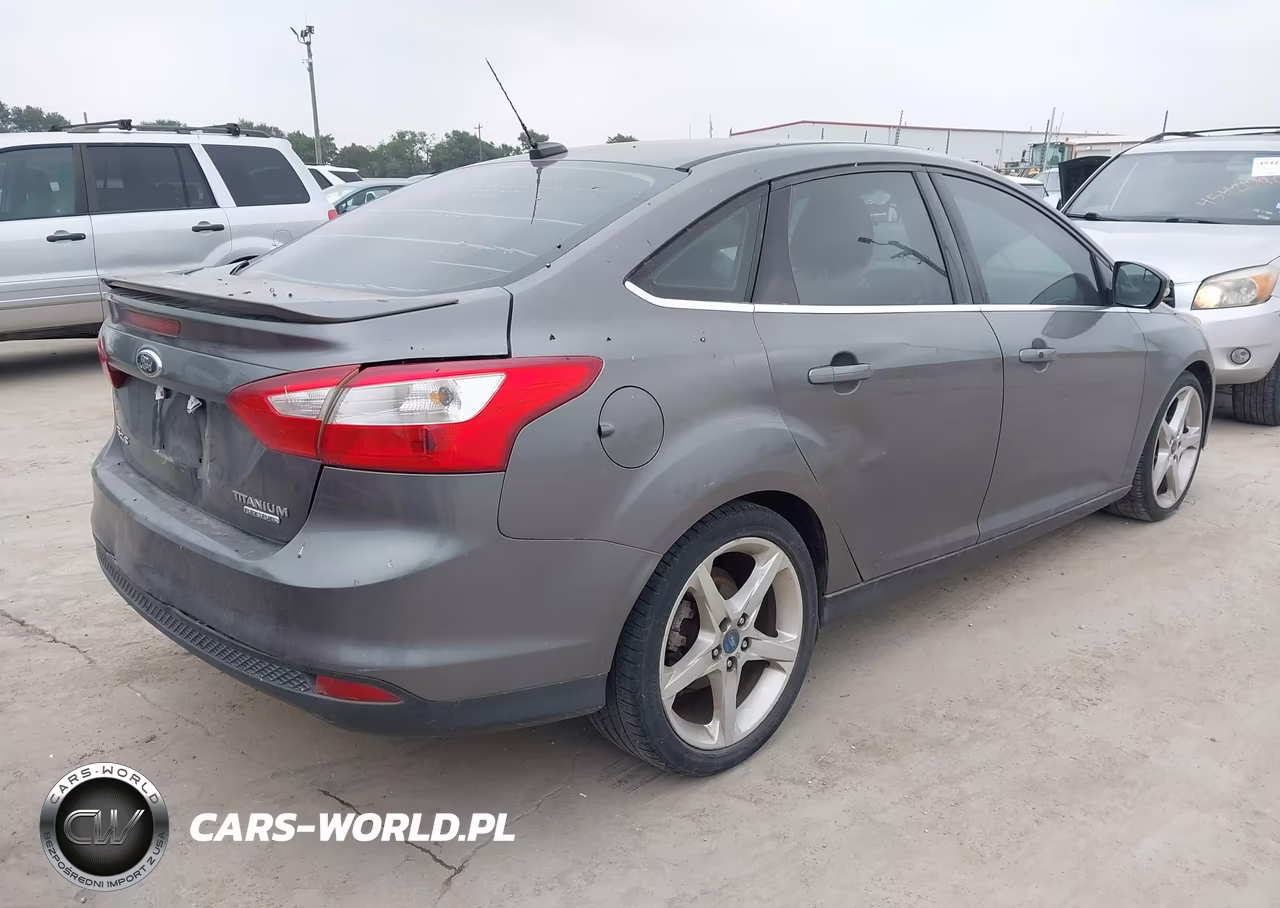 2012 Ford Focus Titanium VIN:1FAHP3J28CL409744 - 4