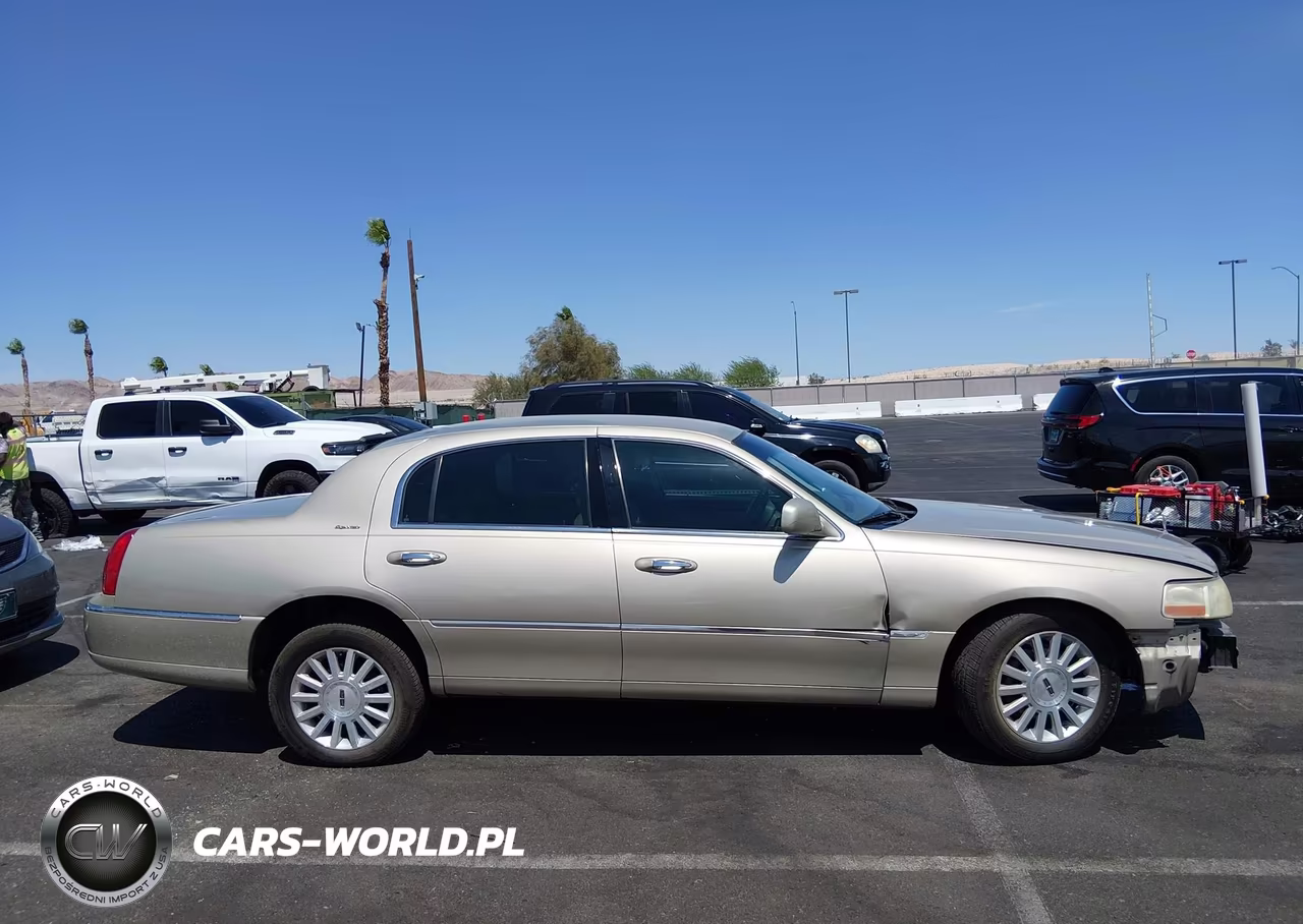 2004 Lincoln Town Car Signature VIN:1LNHM81W54Y678061 - 14