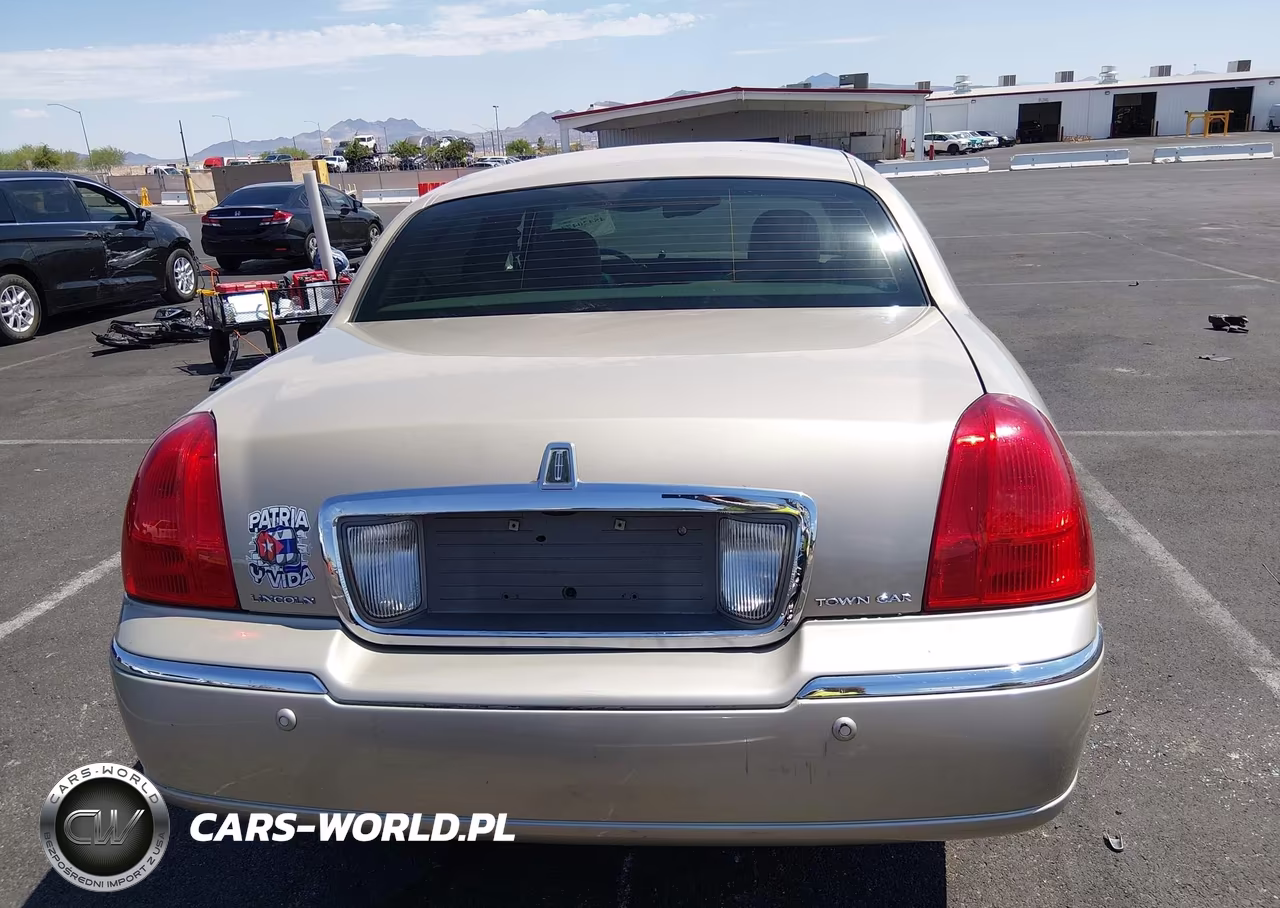 2004 Lincoln Town Car Signature VIN:1LNHM81W54Y678061 - 17