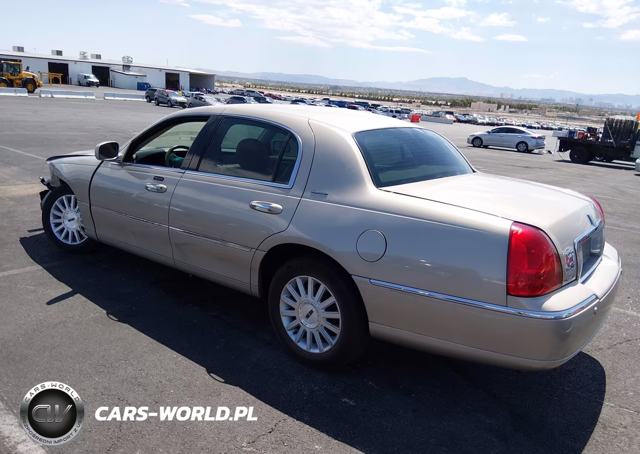 2004 Lincoln Town Car Signature VIN:1LNHM81W54Y678061 - 3