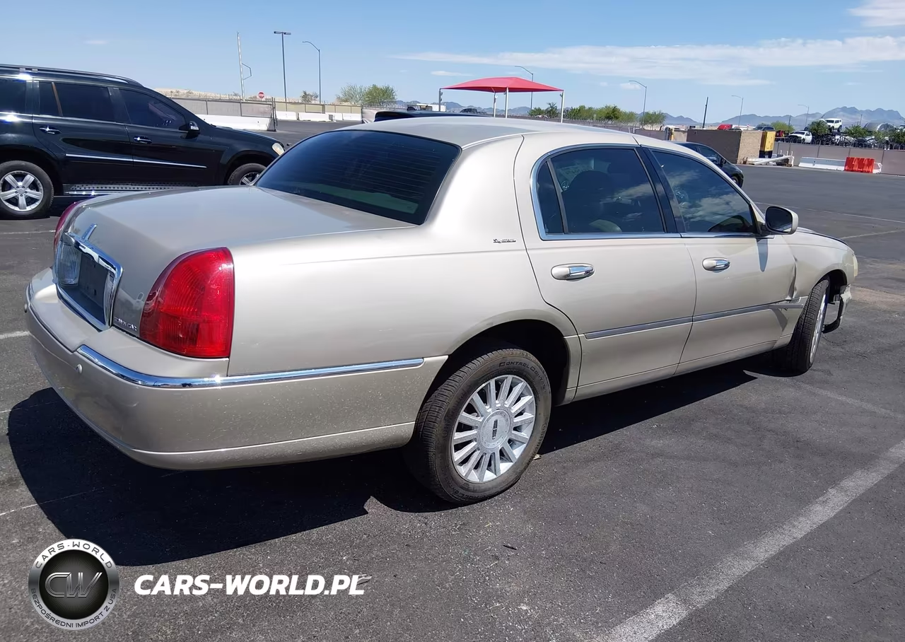 2004 Lincoln Town Car Signature VIN:1LNHM81W54Y678061 - 4