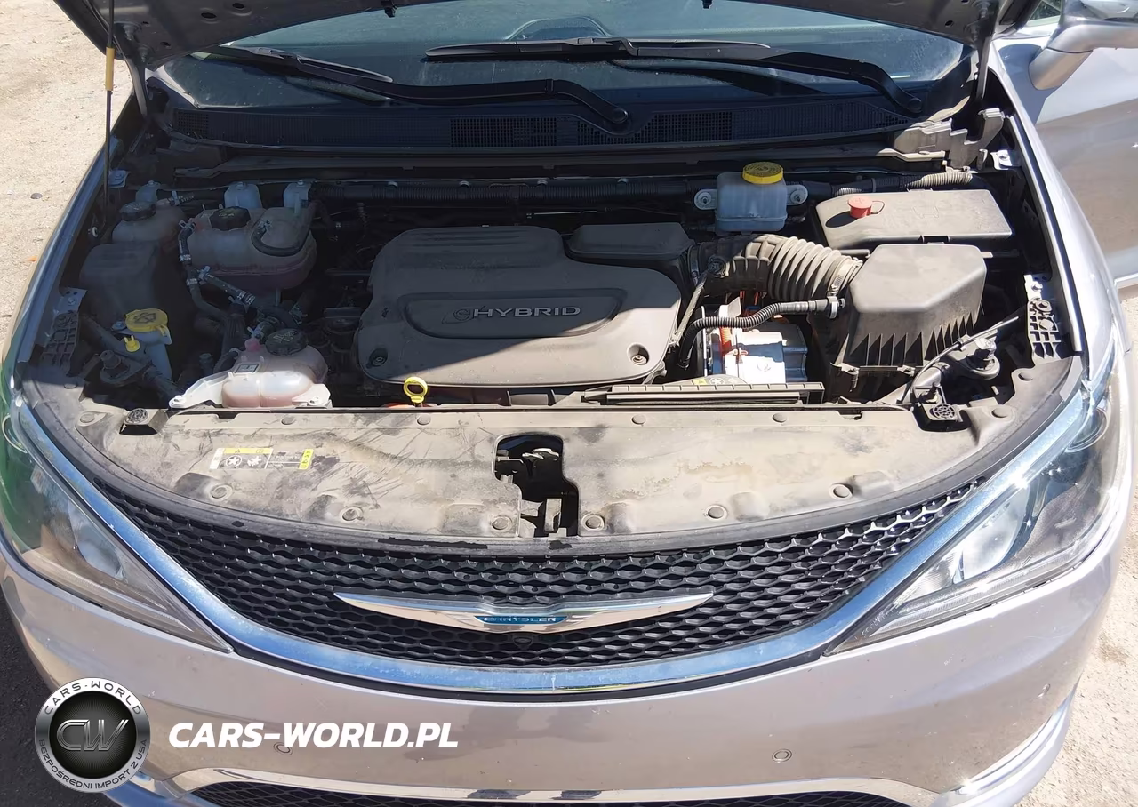 2020 Chrysler Pacifica Hybrid Limited VIN:2C4RC1N76LR113648 - 10