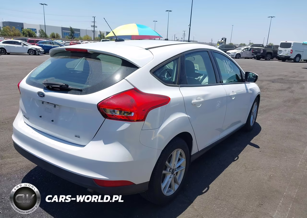2017 Ford Focus Se VIN:1FADP3K24HL263573 - 4