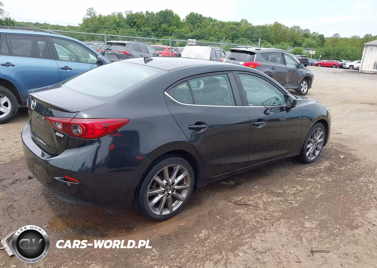 2018 Mazda Mazda3 Touring VIN:3MZBN1V34JM215945 - 4