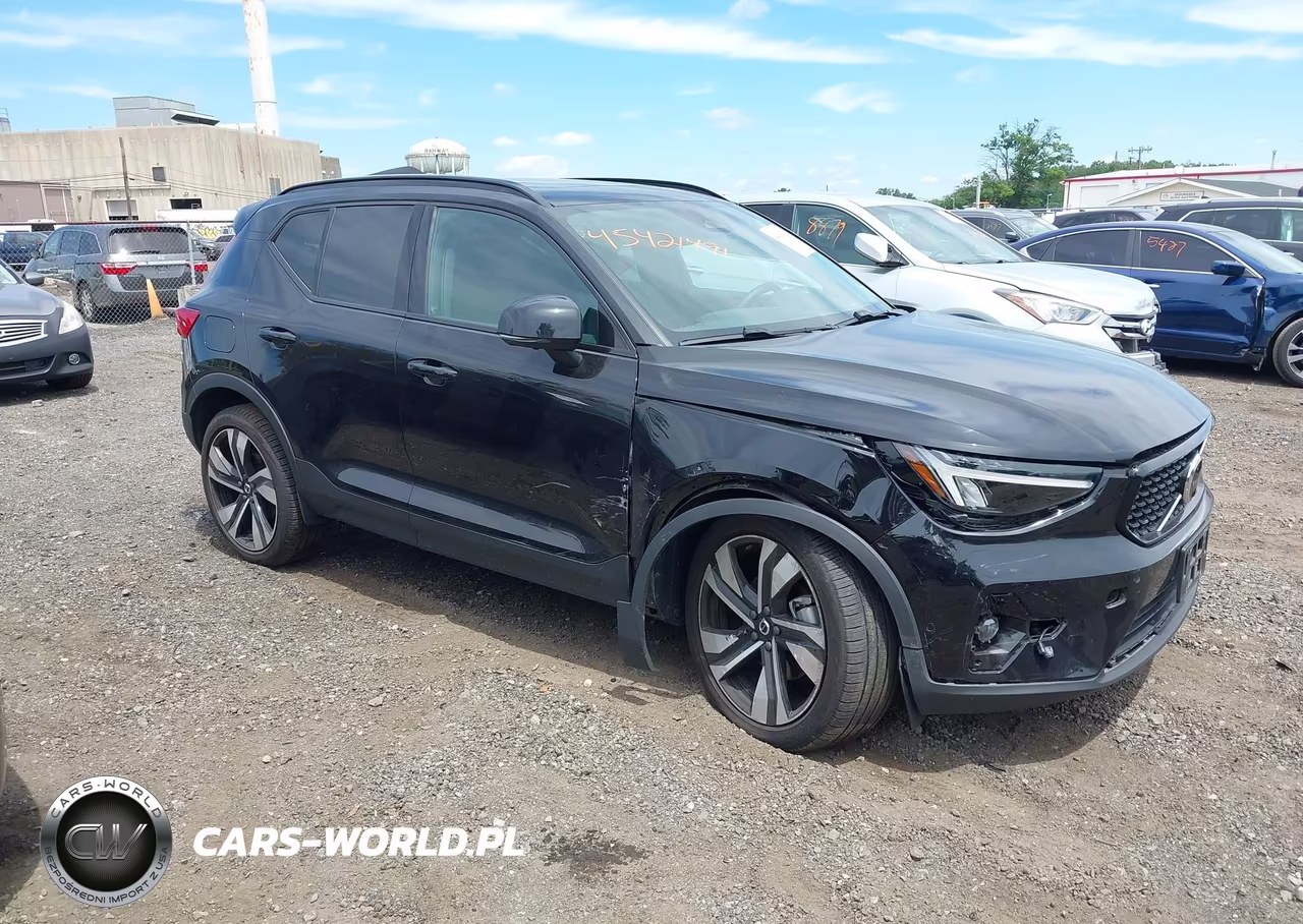 2025 Volvo Xc40 B5 Plus Dark Theme