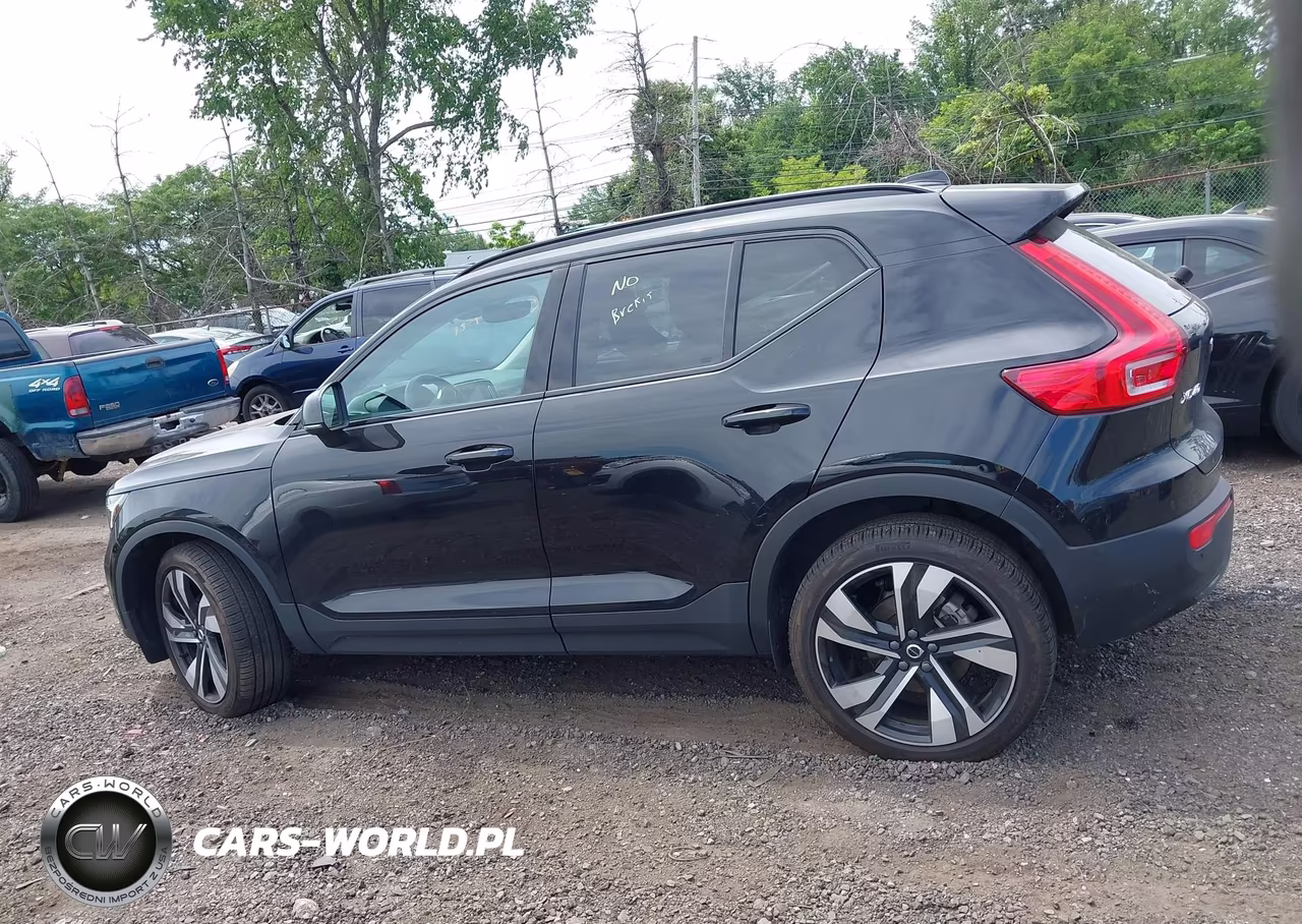 2025 Volvo Xc40 B5 Plus Dark Theme VIN:YV4L12UC7S2477426 - 14