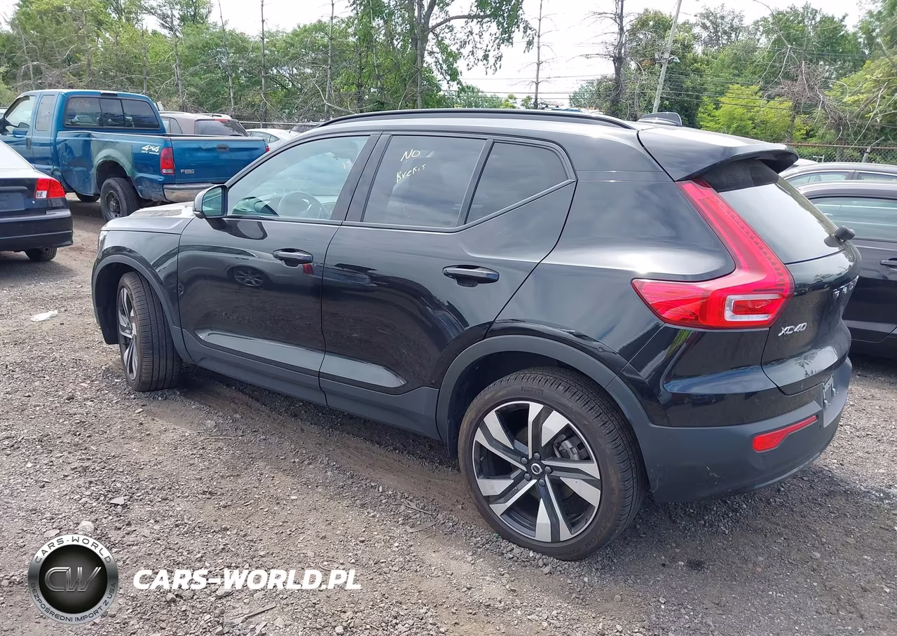 2025 Volvo Xc40 B5 Plus Dark Theme VIN:YV4L12UC7S2477426 - 3