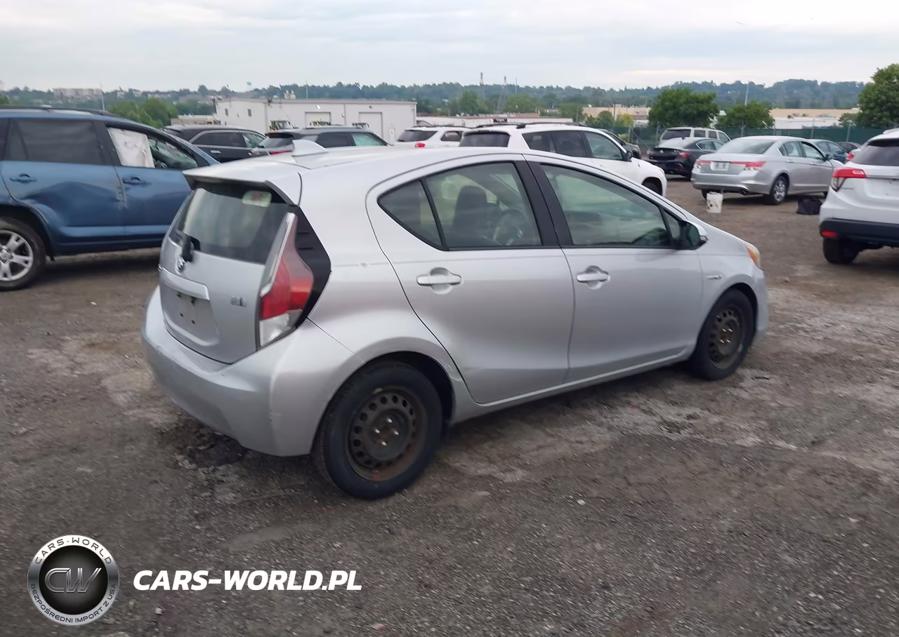 2015 Toyota Prius C One VIN:JTDKDTB33F1581471 - 4