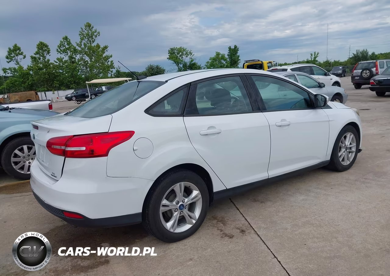 2015 Ford Focus Se VIN:1FADP3F23FL250059 - 4