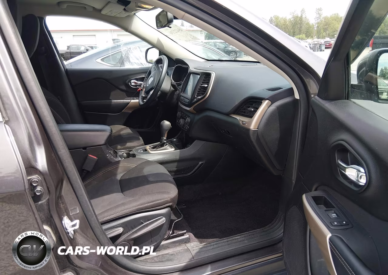 2017 Jeep Cherokee Latitude 4X4 VIN:1C4PJMCB5HW657885 - 17
