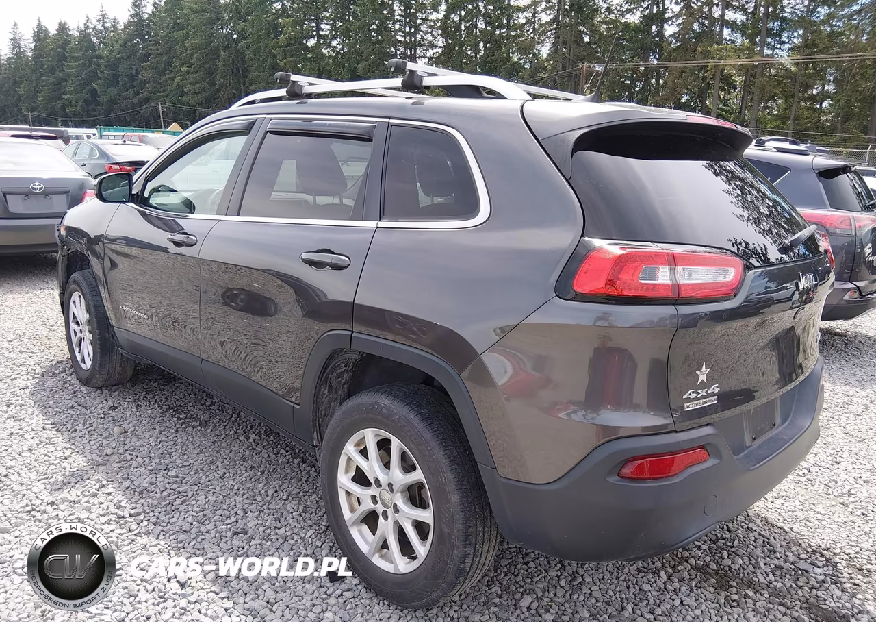 2017 Jeep Cherokee Latitude 4X4 VIN:1C4PJMCB5HW657885 - 3
