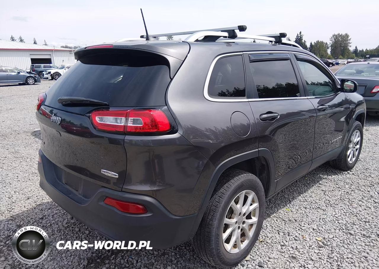 2017 Jeep Cherokee Latitude 4X4 VIN:1C4PJMCB5HW657885 - 4