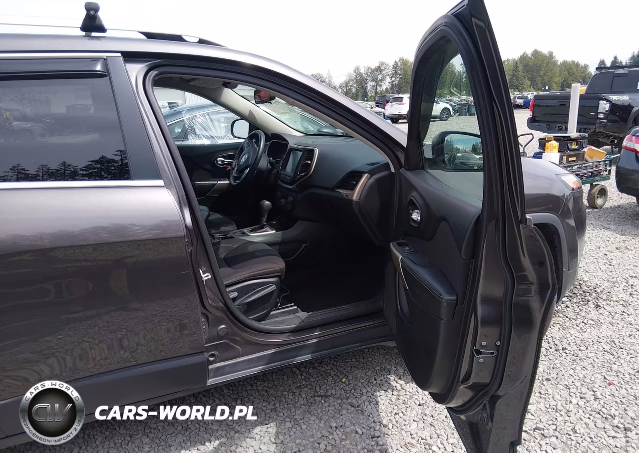 2017 Jeep Cherokee Latitude 4X4 VIN:1C4PJMCB5HW657885 - 5