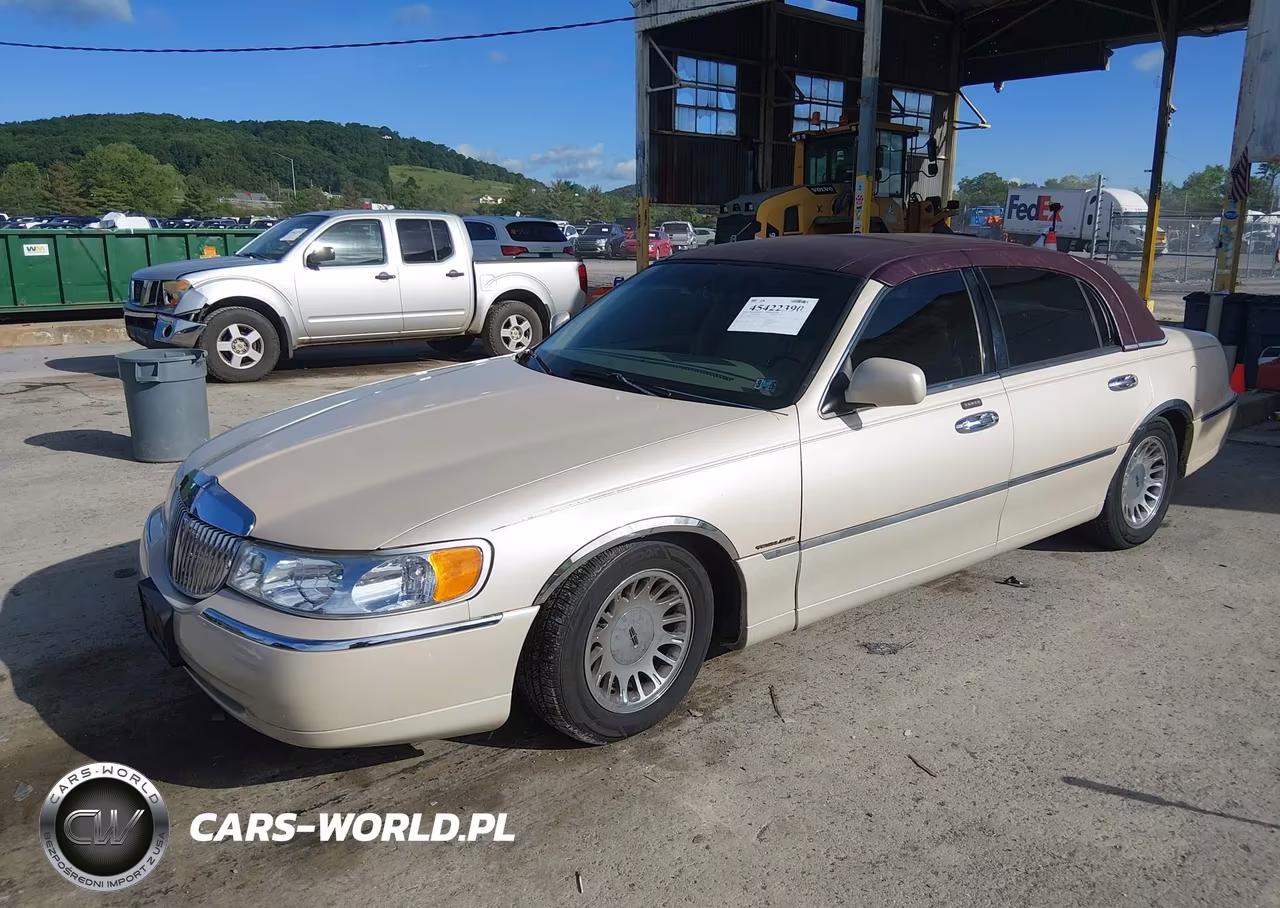 2001 Lincoln Town Car Cartier VIN:1LNHM83W61Y700335 - 2