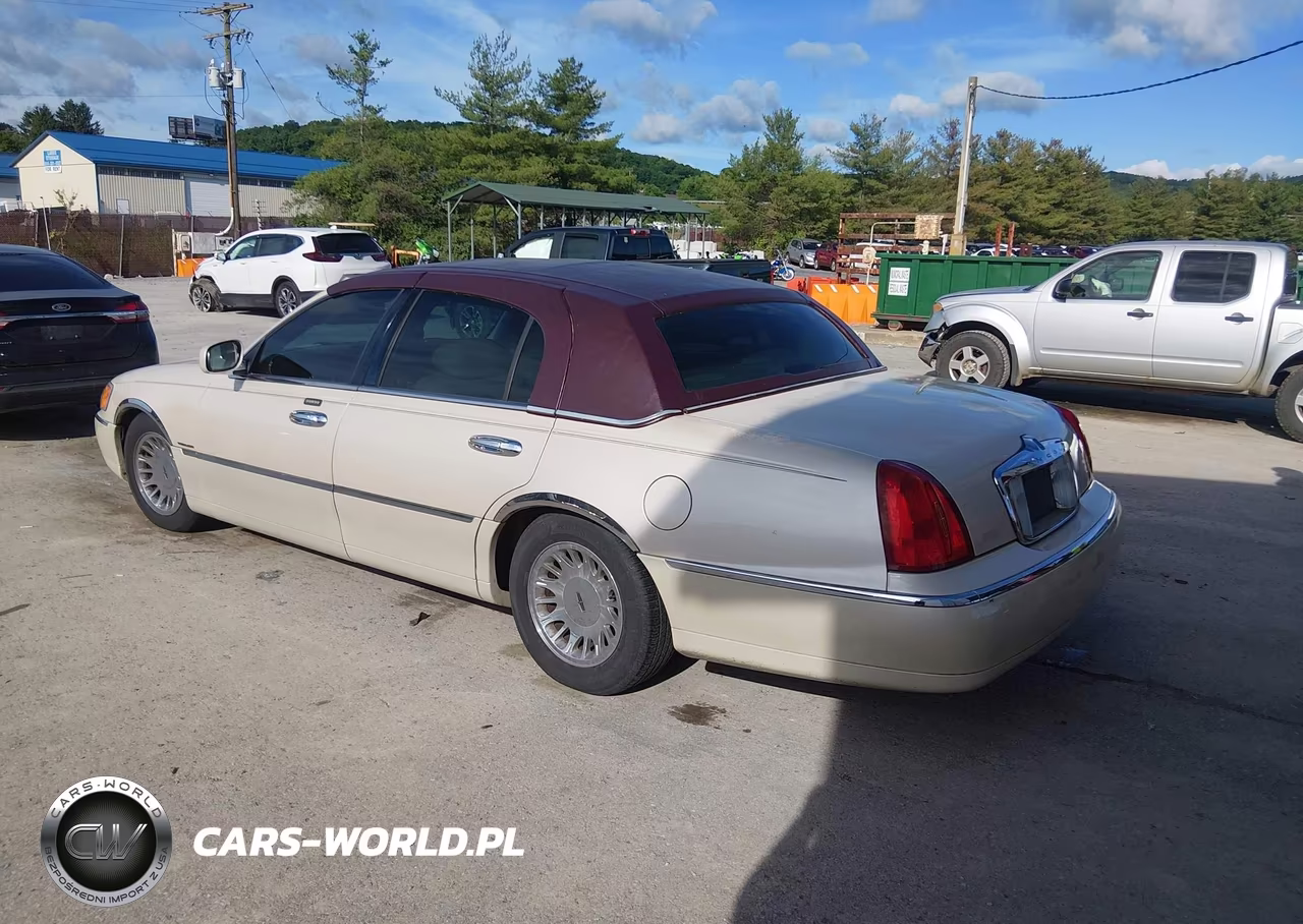 2001 Lincoln Town Car Cartier VIN:1LNHM83W61Y700335 - 3