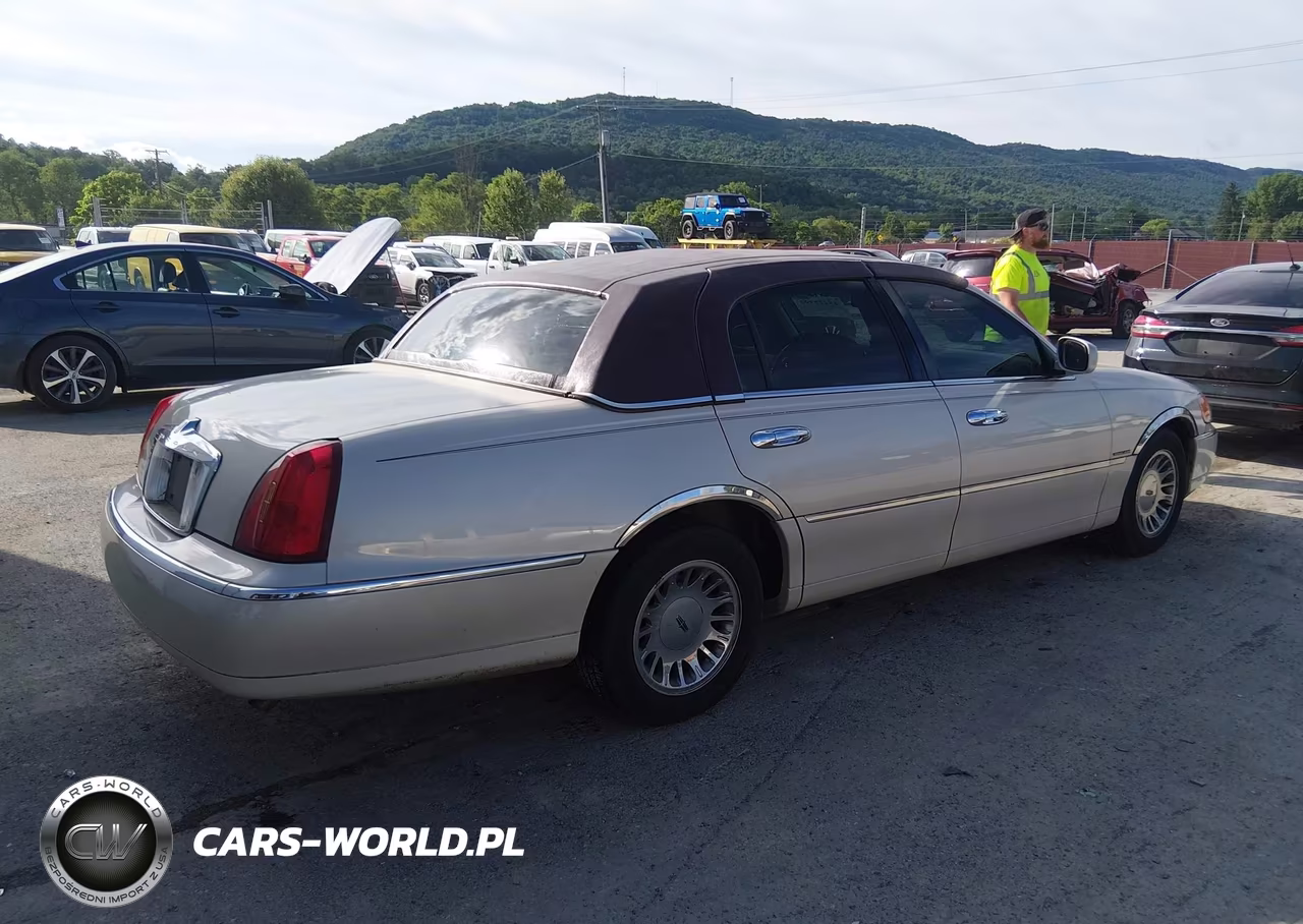 2001 Lincoln Town Car Cartier VIN:1LNHM83W61Y700335 - 4