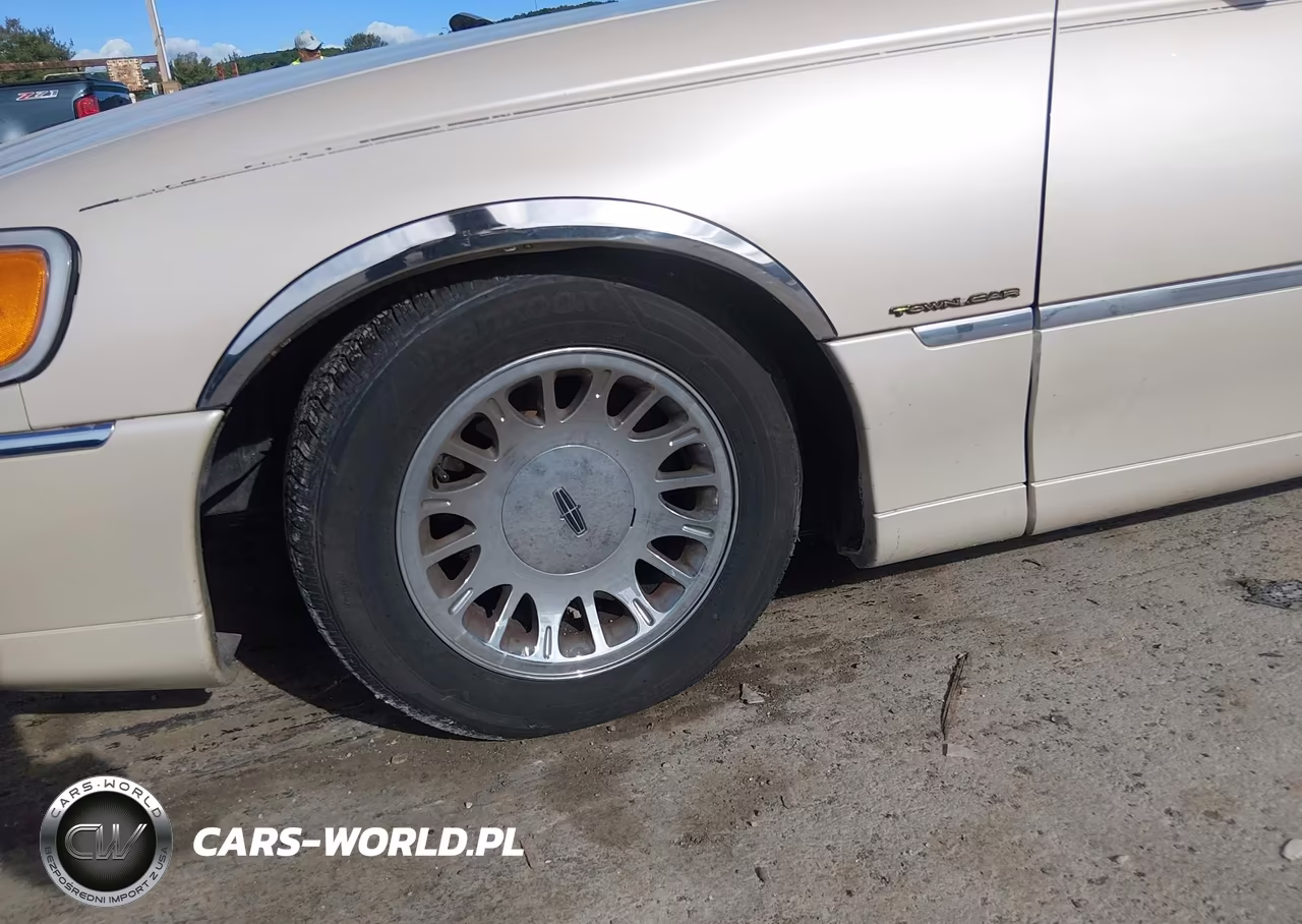 2001 Lincoln Town Car Cartier VIN:1LNHM83W61Y700335 - 6