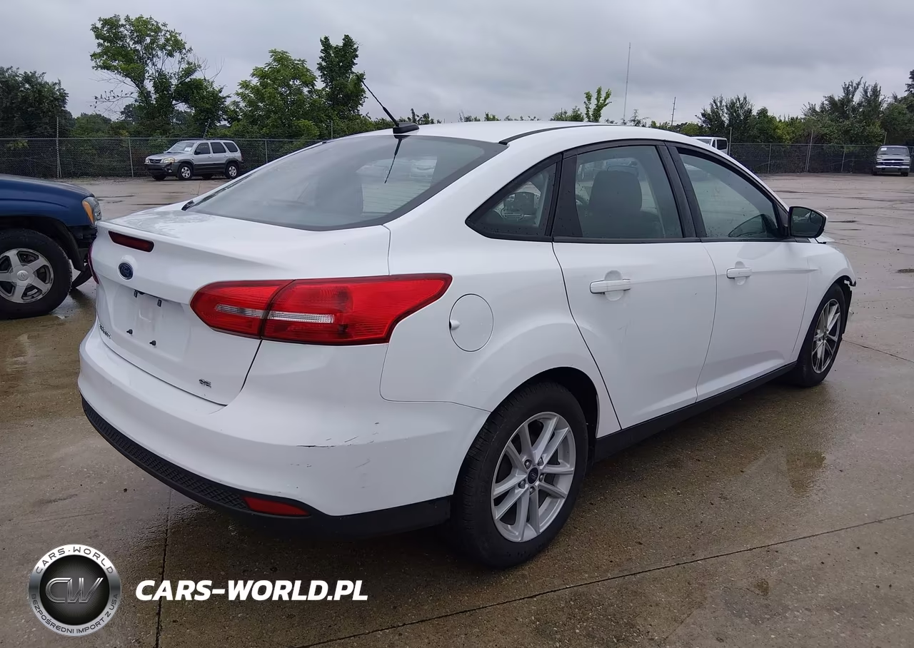 2018 Ford Focus Se VIN:1FADP3F23JL212548 - 4