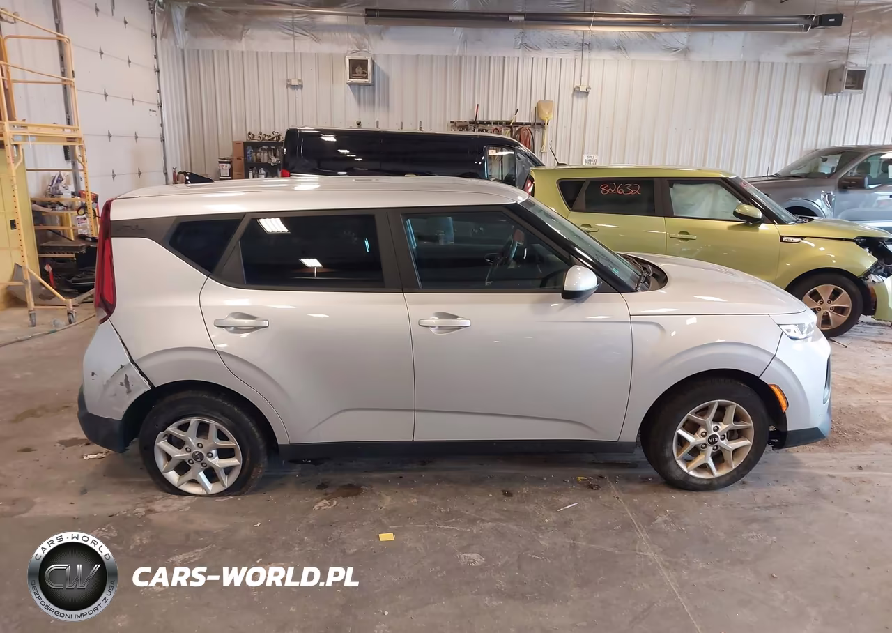 2021 Kia Soul S VIN:KNDJ23AU0M7740890 - 13
