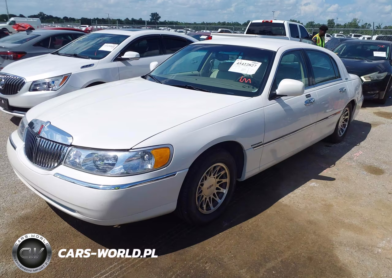 2000 Lincoln Town Car Signature VIN:1LNHM82W3YY935061 - 2