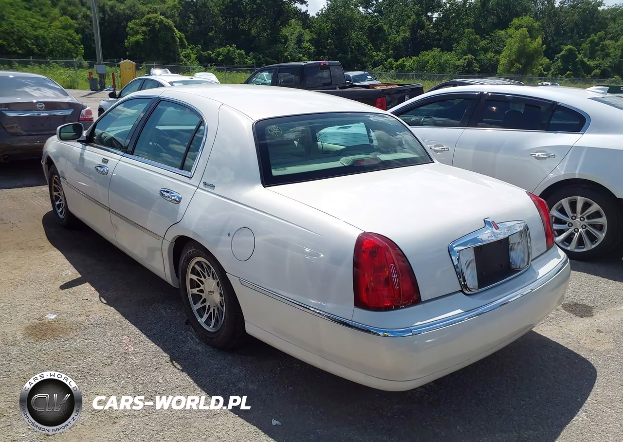 2000 Lincoln Town Car Signature VIN:1LNHM82W3YY935061 - 3