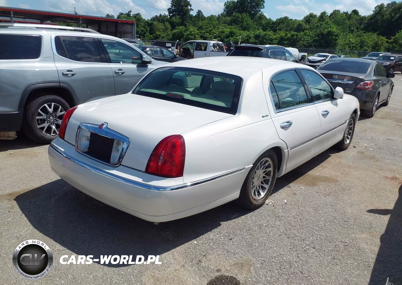 2000 Lincoln Town Car Signature VIN:1LNHM82W3YY935061 - 4