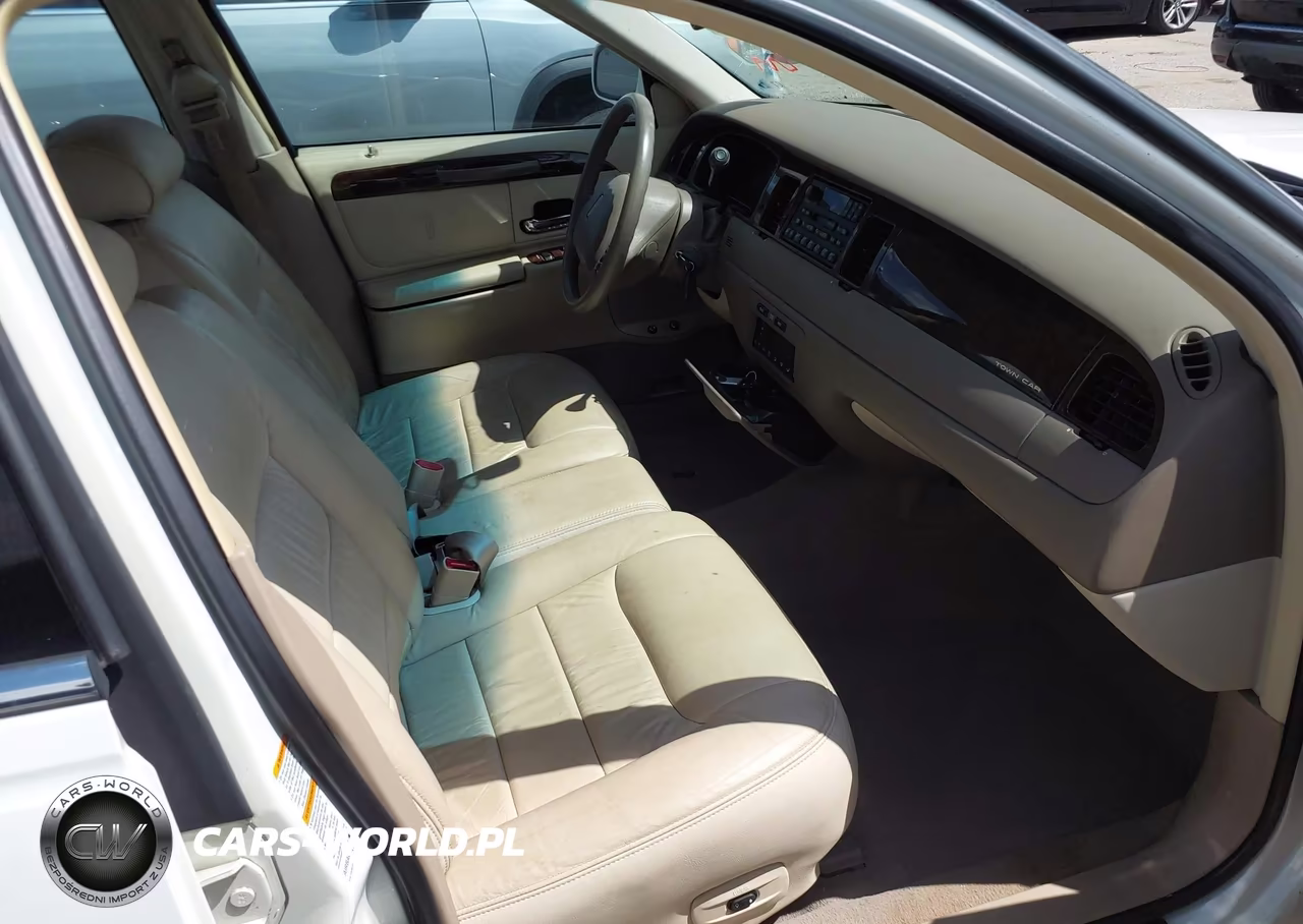 2000 Lincoln Town Car Signature VIN:1LNHM82W3YY935061 - 5