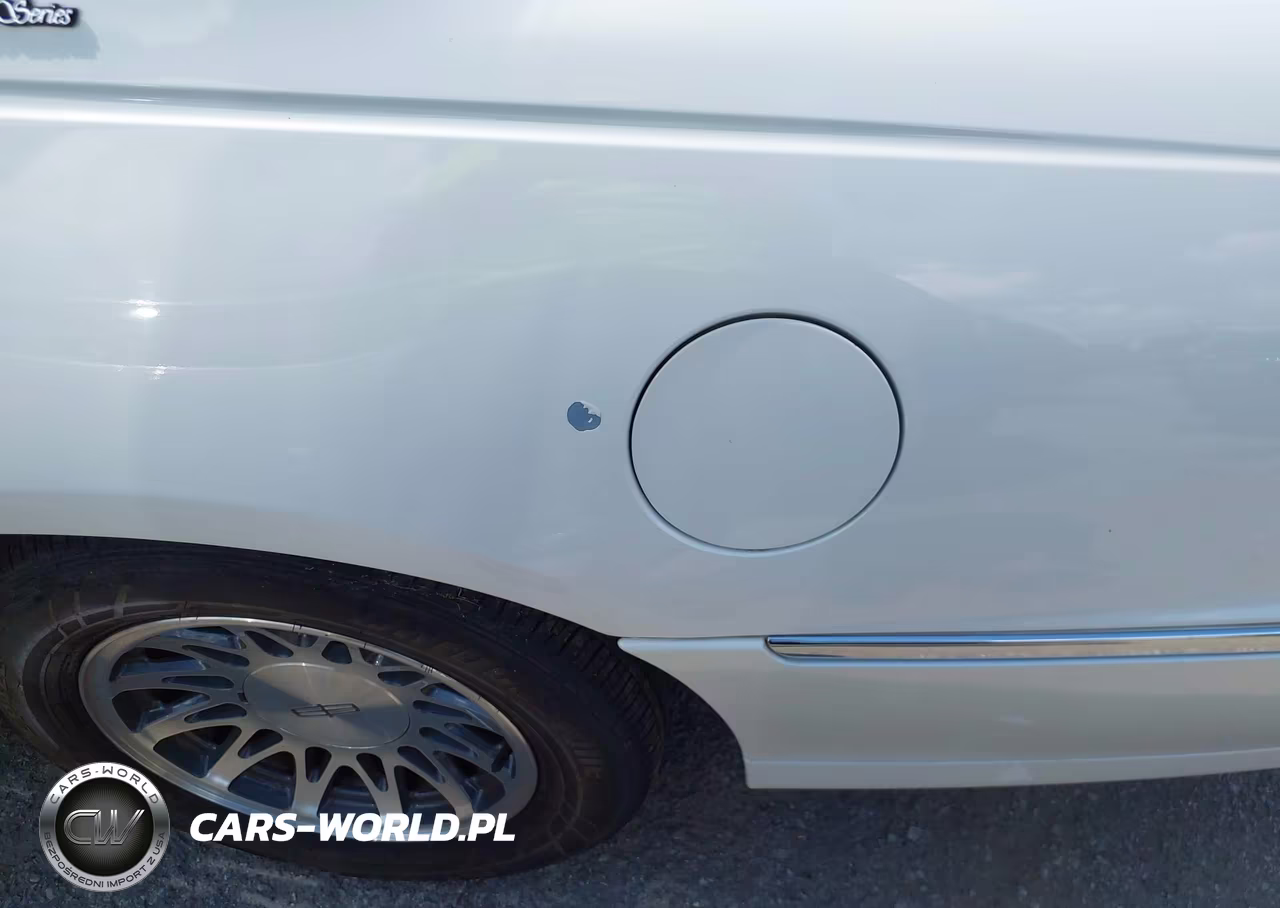 2000 Lincoln Town Car Signature VIN:1LNHM82W3YY935061 - 6