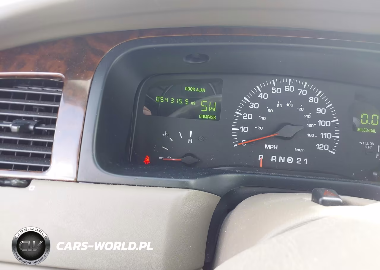 2000 Lincoln Town Car Signature VIN:1LNHM82W3YY935061 - 7