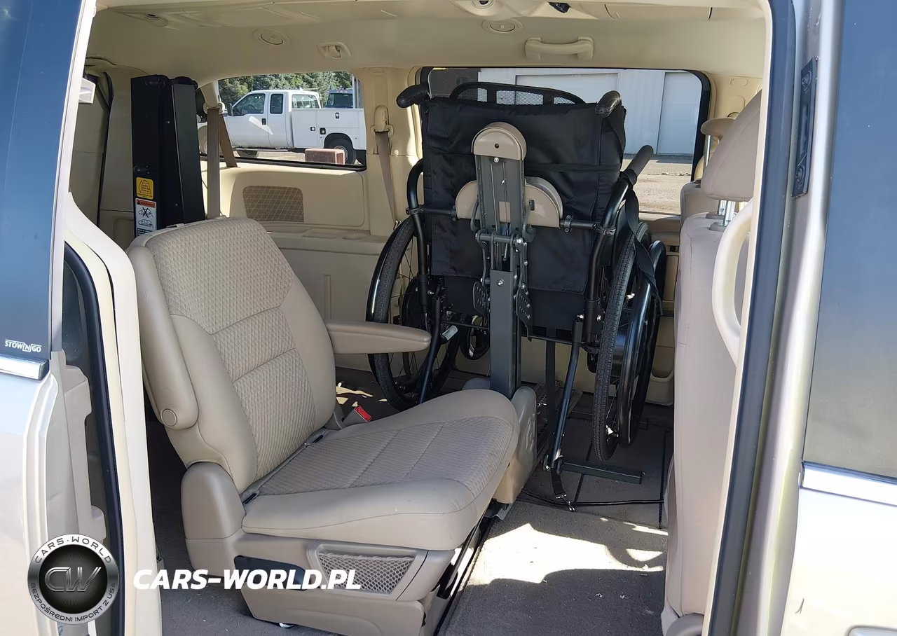 2008 Chrysler Town & Country Touring VIN:2A8HR54P88R716975 - 8