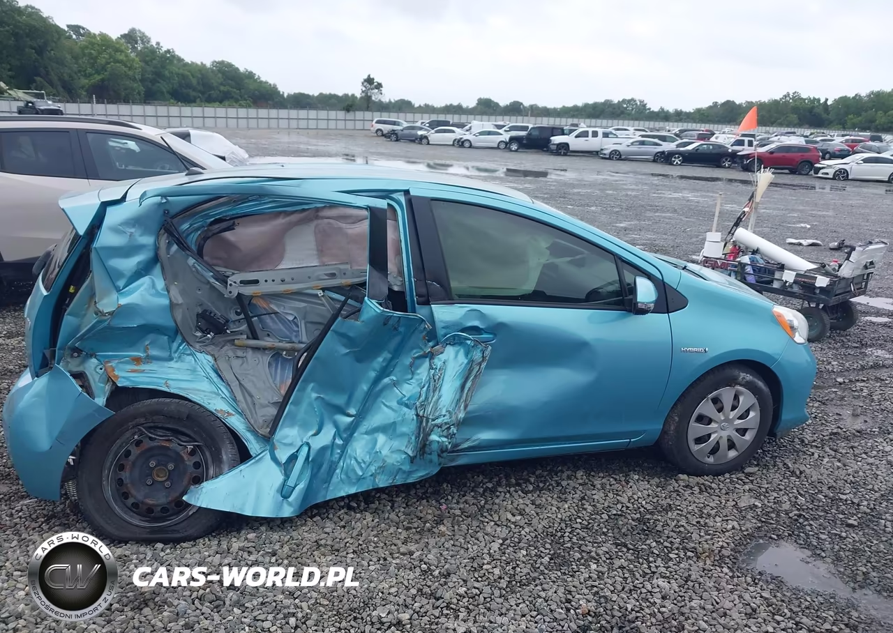 2013 Toyota Prius C Two VIN:JTDKDTB35D1044629 - 13