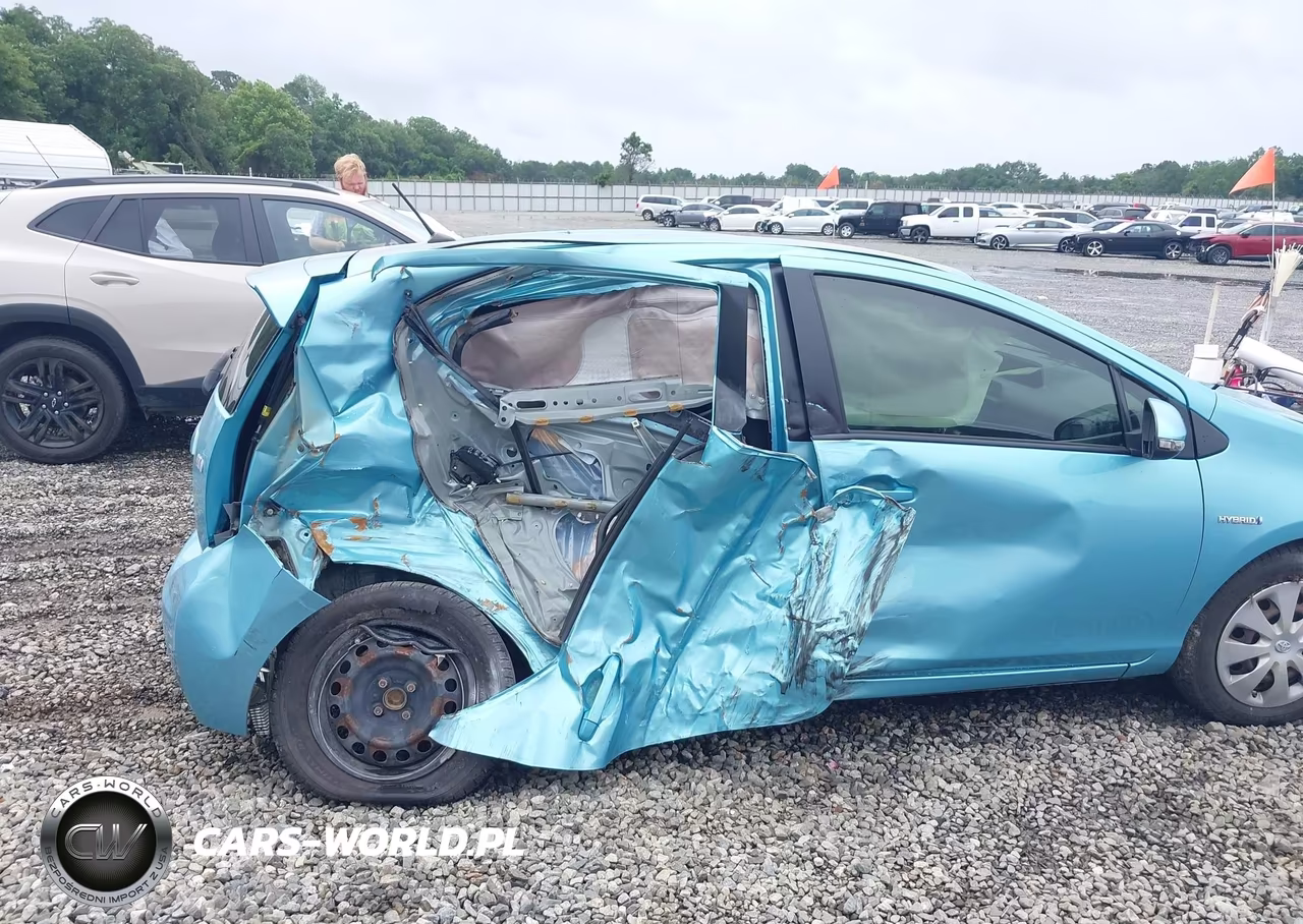 2013 Toyota Prius C Two VIN:JTDKDTB35D1044629 - 6
