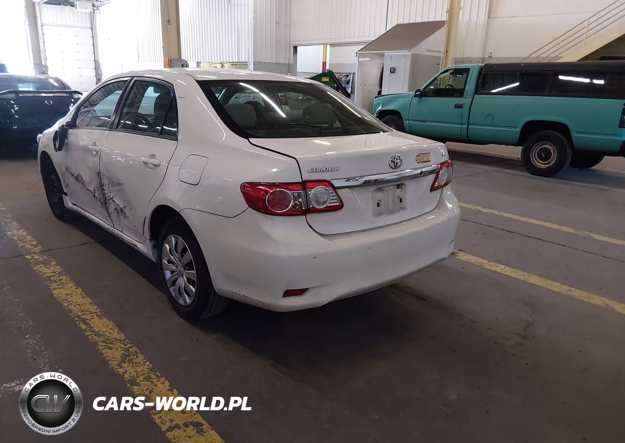 2013 Toyota Corolla Le VIN:JTDBU4EE2DJ121122 - 3