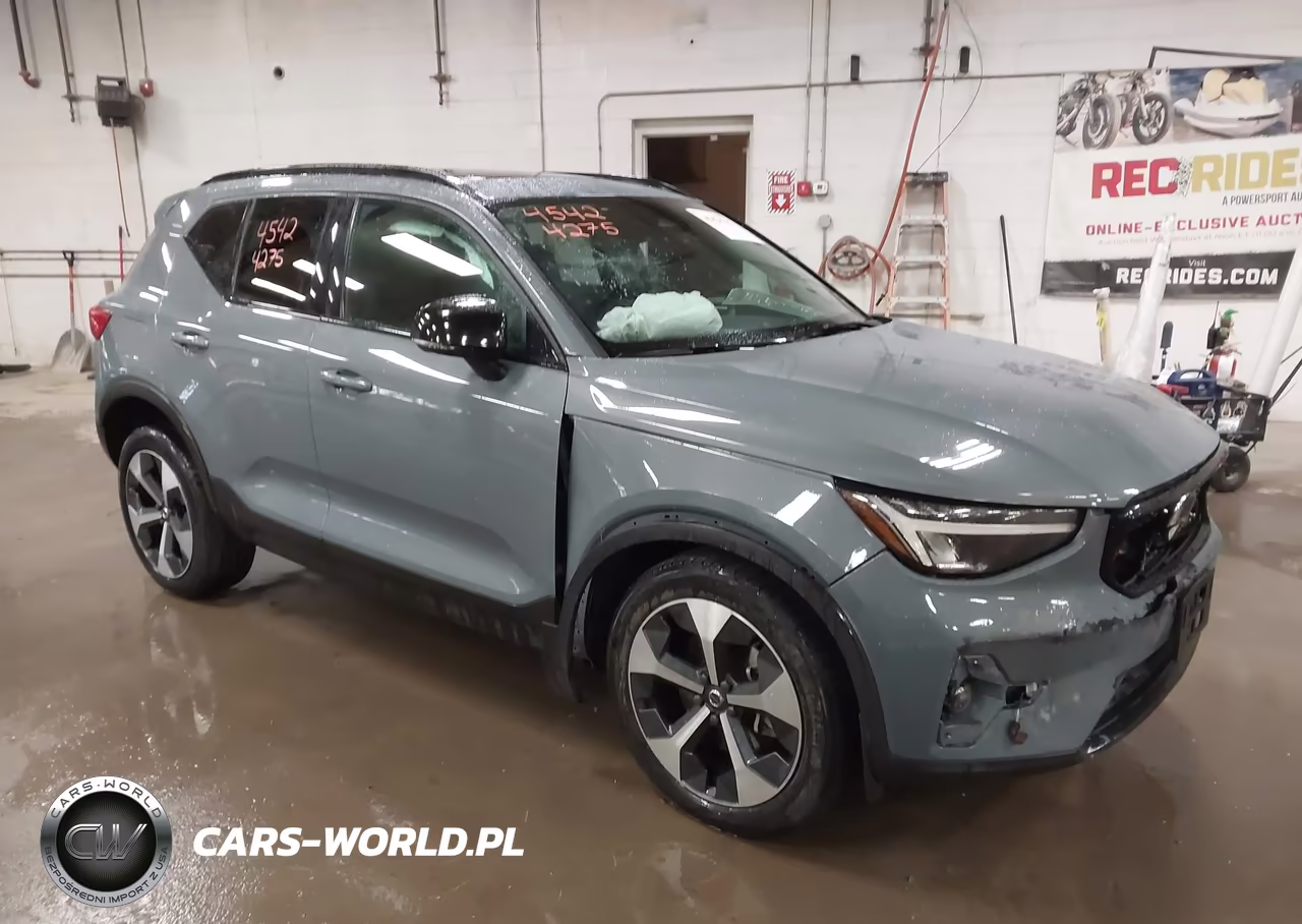 2023 Volvo Xc40 B5 Plus Dark Theme – zdjęcie 1 z 16