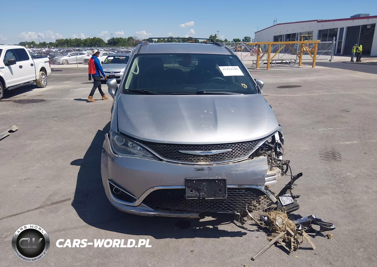 2020 Chrysler Pacifica Touring L VIN:2C4RC1BG4LR113734 - 10